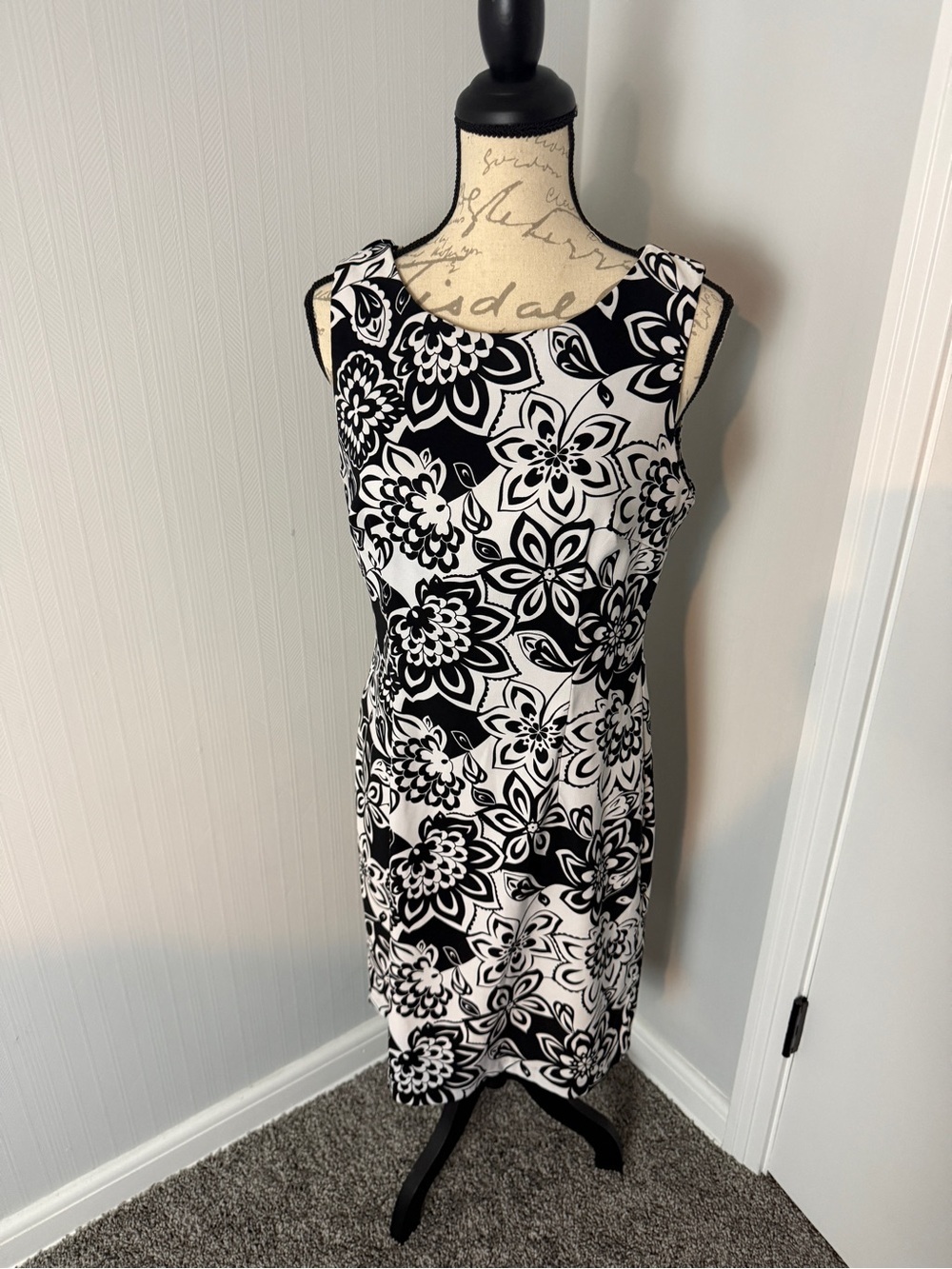 Dressbarn size 10 Classic Black & White Floral Sheath Dress